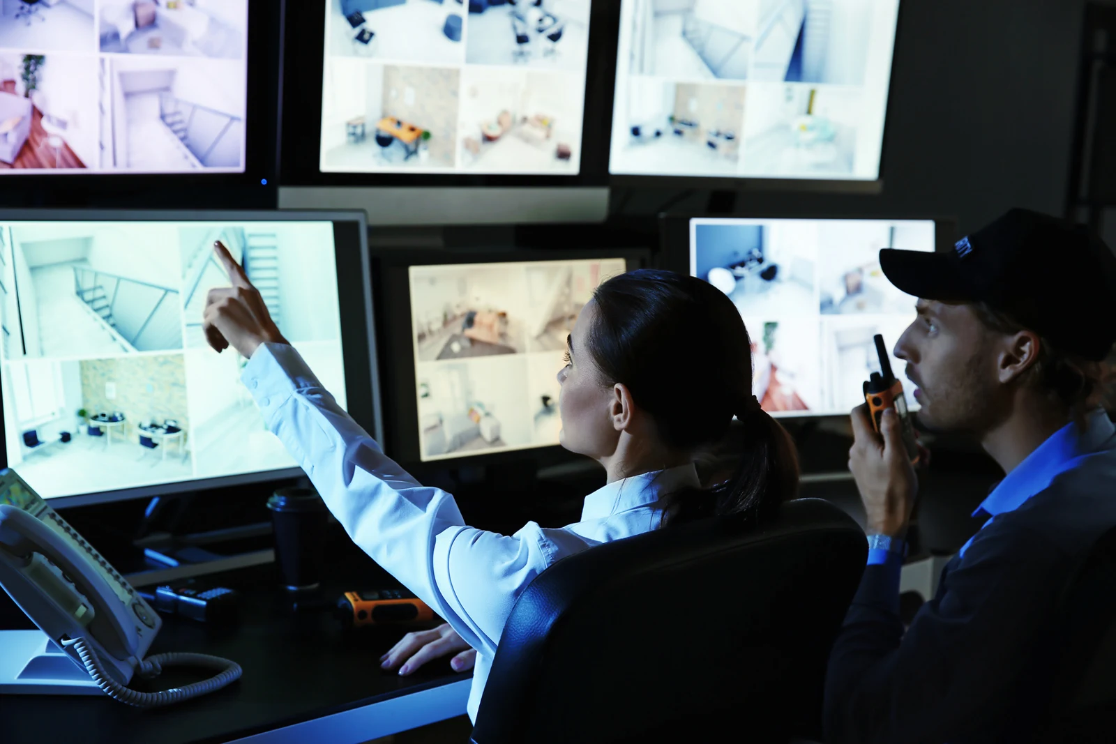 Equipo supervisando cámaras y sistemas de seguridad desde una central